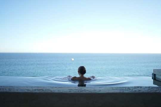 See mit schwimmender Person